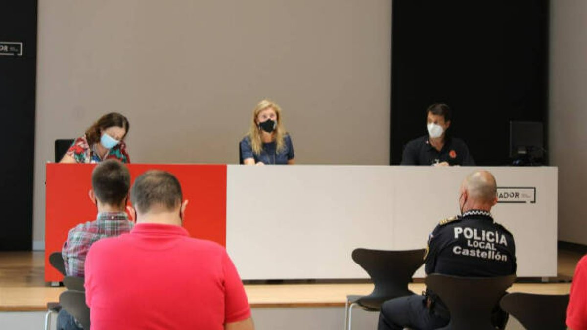 Reunión del Centro de Coordinación Operativo municipal del Ayuntamiento de Castelló. Al fondo (centro), la alcaldesa de Castellón, Amparo Marco