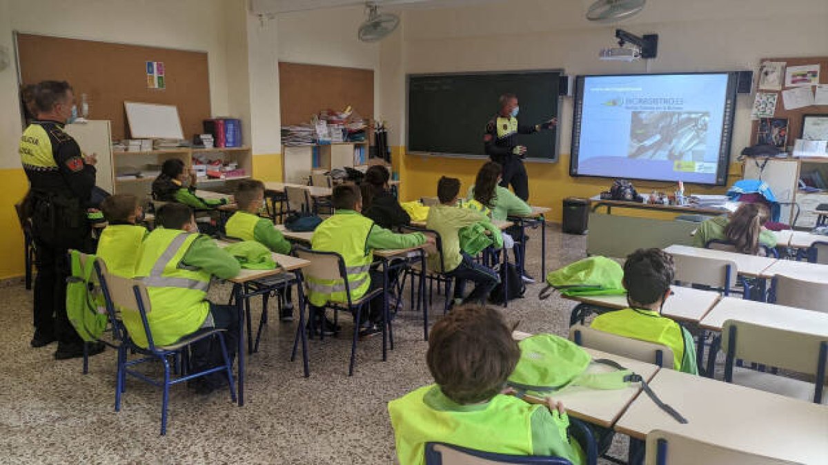 Los agentes imparten una parte teórica en las aulas