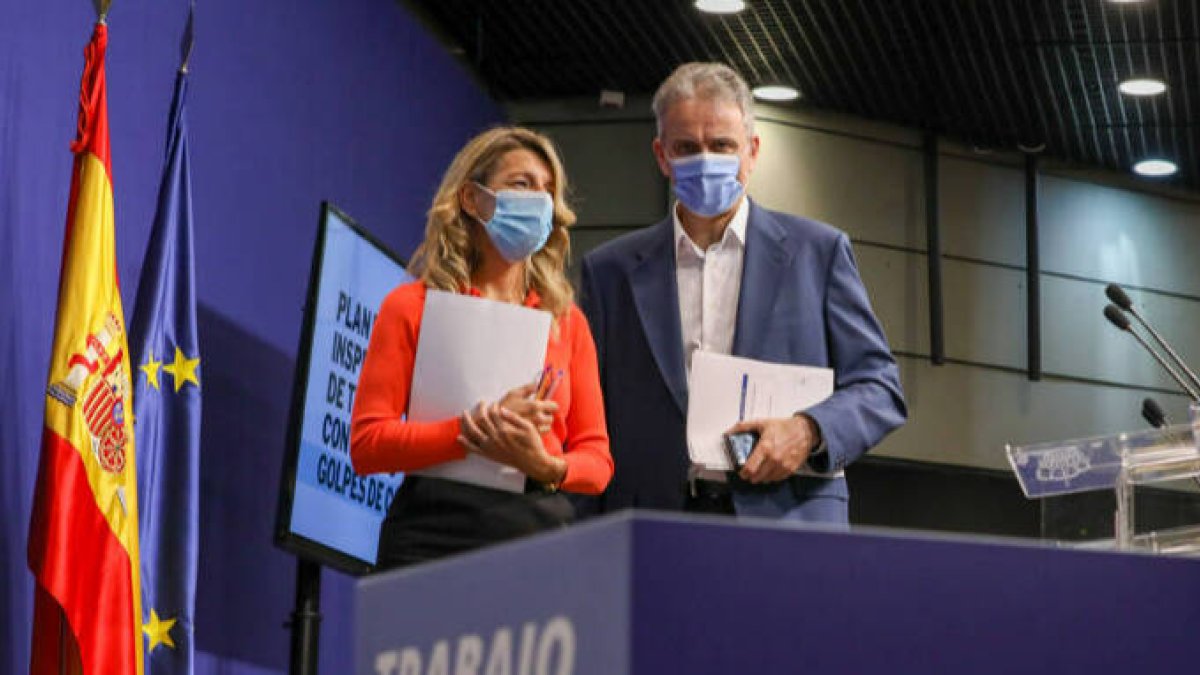La vicepresidenta segunda del Gobierno y ministra de Trabajo y Economía Social, Yolanda Díaz,y el nuevo vicepresidente segundo de la Generalitat, Héctor Illueca.