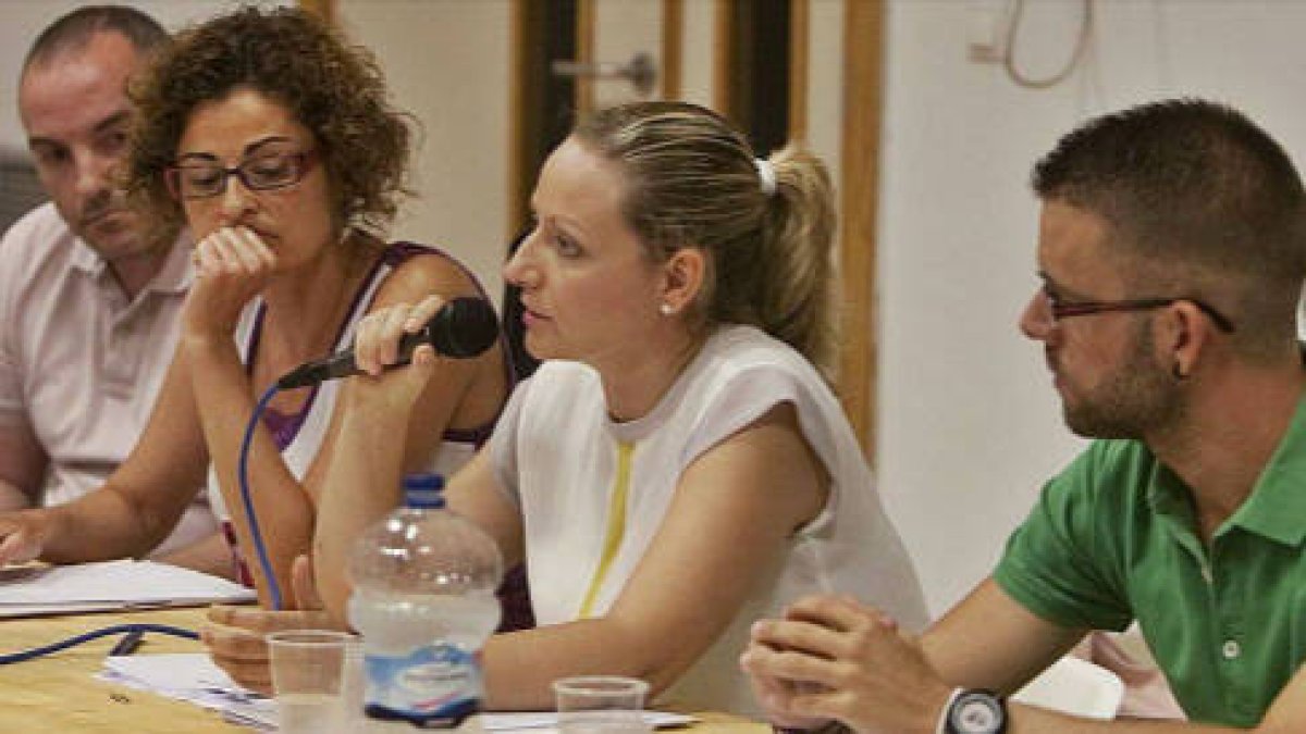La alcaldesa de Anna, Pilar Sarrión, en el centro