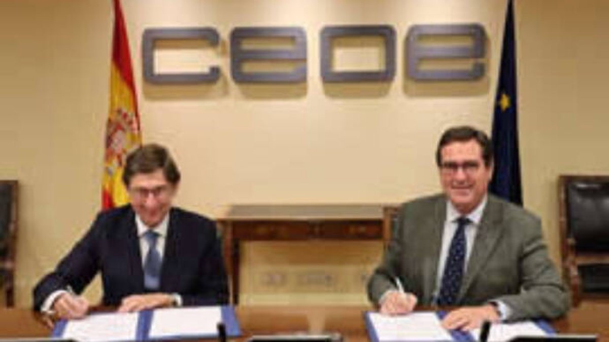 La CEOE pacta con Caixabank financiación para empresas de hasta 30.000 millones