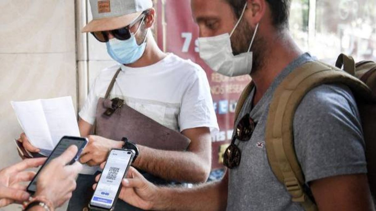 El pasaporte Covid, el arma al que se encomiendan las autonomías a las puertas de la sexta ola.