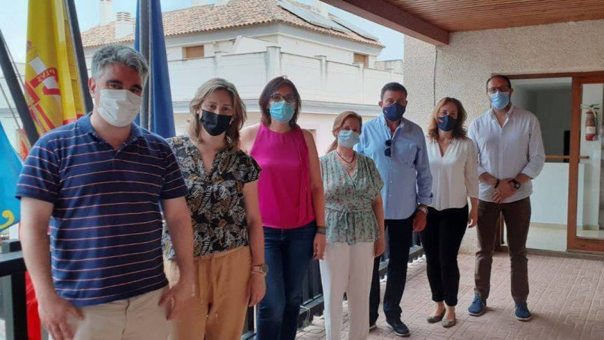 Silvia López, en el centro, de rojo, apoyada por diversos cargos del PP