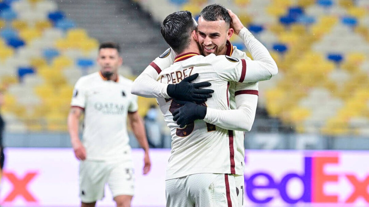 Borja Mayoral celebra, junto al también español Carles Pérez, uno de los goles que ha marcado con la Roma.