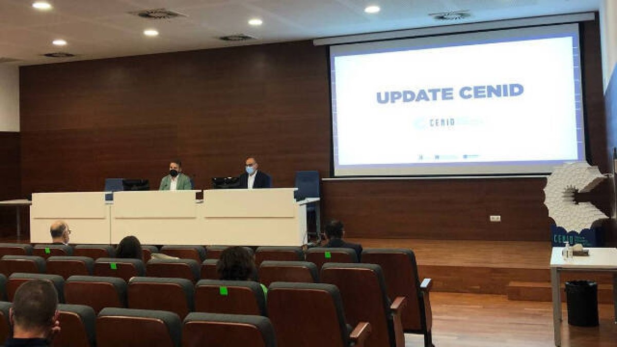El diputado provincial de Proyectos Europeos, Agenda Digital e Innovación, Adrián Ballester, y el director de CENID, Manuel Palomar, durante la presentación