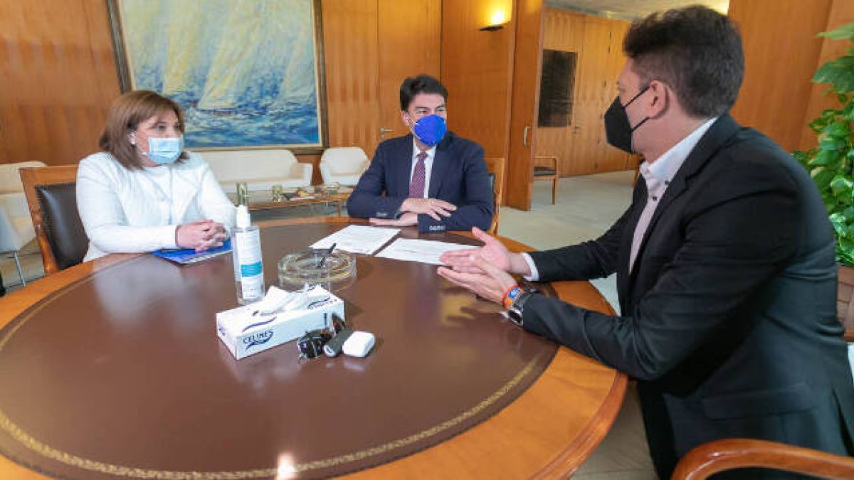 El alcalde Luis Barcala ha recibido esta mañana a la presidenta del PPCV, Isabel Bonig, y al portavoz de Sanidad del PP en Les Corts, José Juan Zaplana