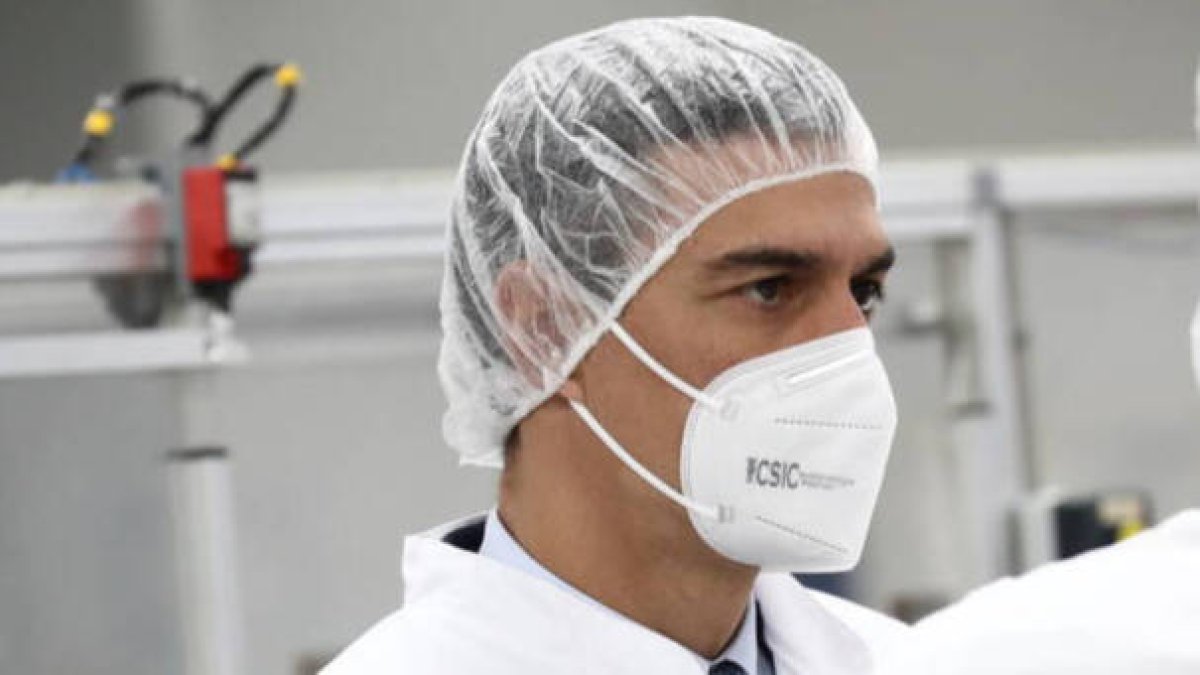 Pedro Sánchez, en unos laboratorios a finales de 2020