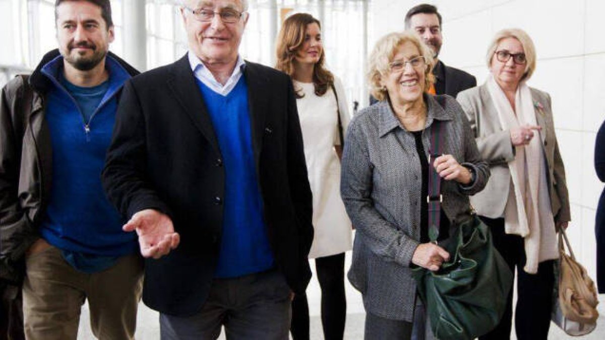 Ribó con concejales de su primer gobierno en una visita de Carmena