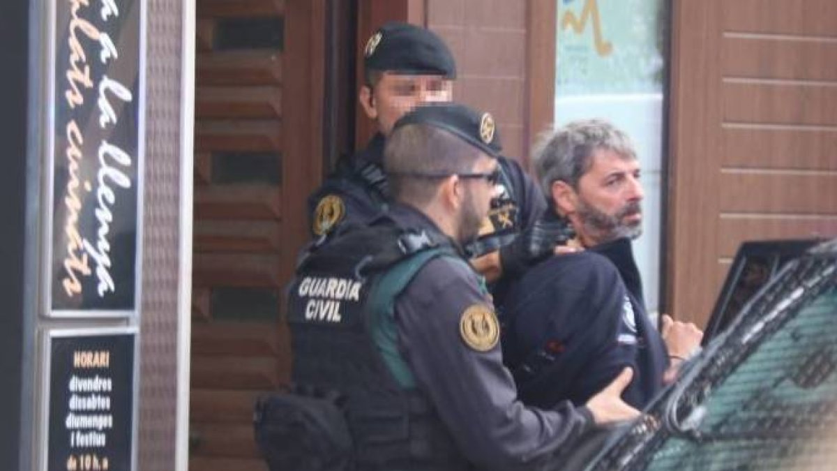 Dos guardias civiles en la operación contra los CDR.