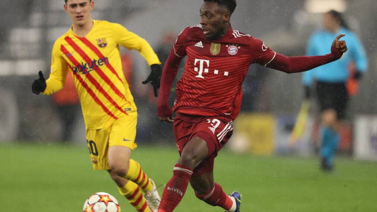 Davies conduce el balón ante Gavi