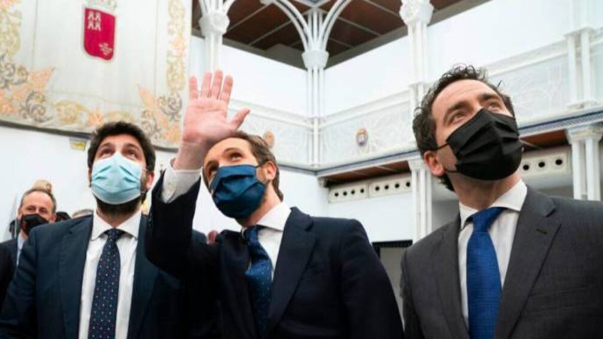 López Miras, Casado y García-Egea, en el Parlamento de Murcia.