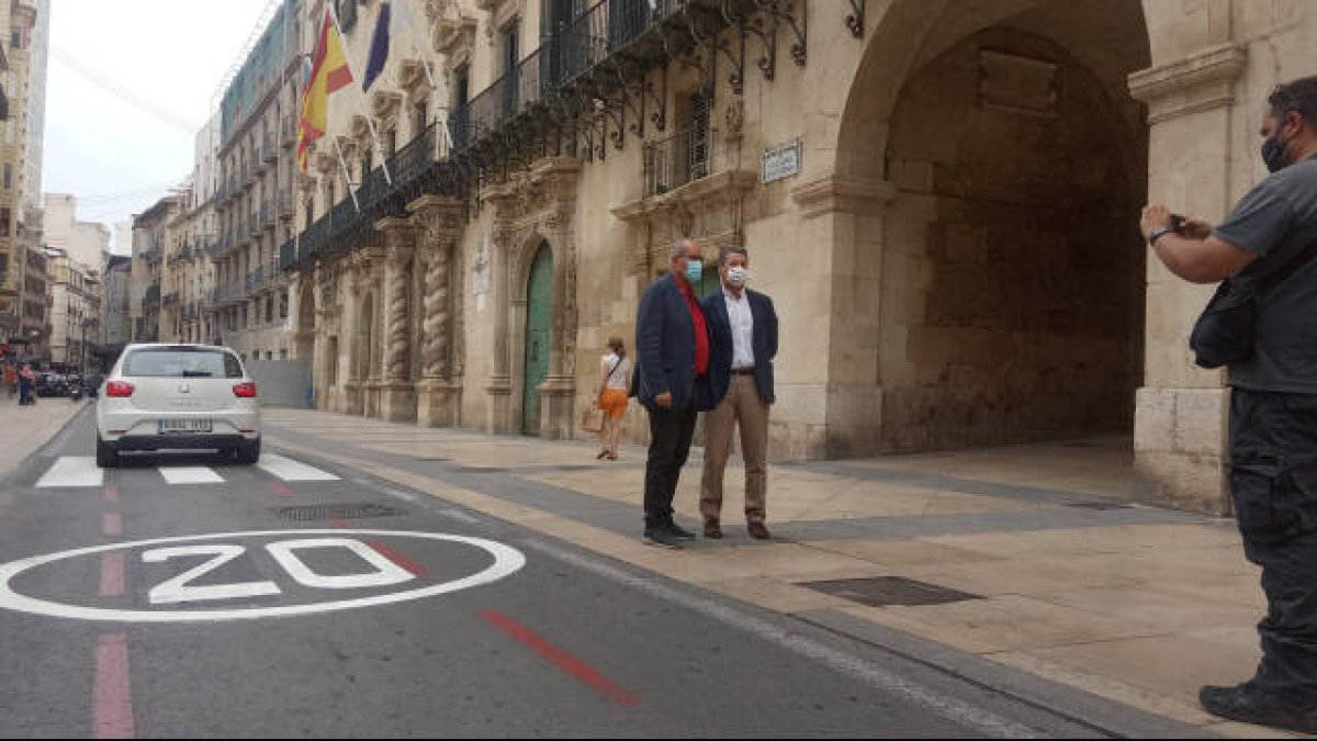 Calle Rafael Altamira a su paso por la fachada del Ayuntamiento de Alicante / FOTO: O. Avellán
