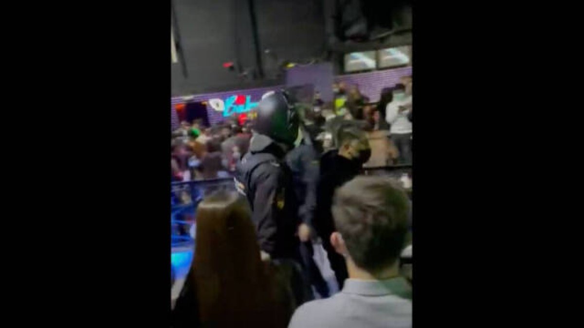 Agentes de Policía registran la discoteca Akuarela