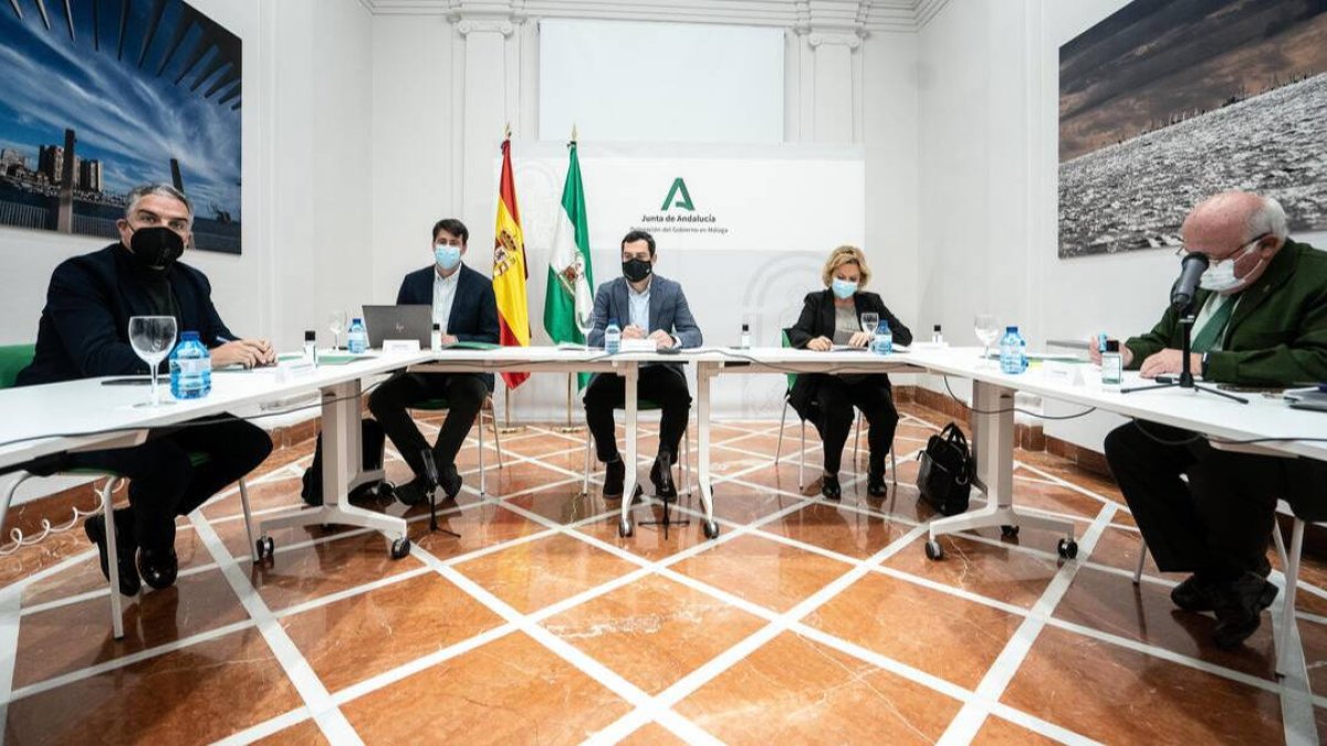 Reunión del Comité de Expertos en Salud Pública de Andalucía, que ha estado presidida por Juanma Moreno (PP).
