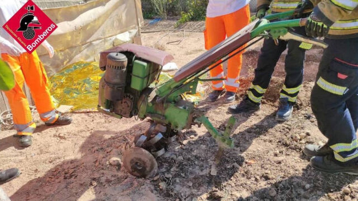Con esta mula mecánica quedó atrapado el hombre de 70 años fallecido