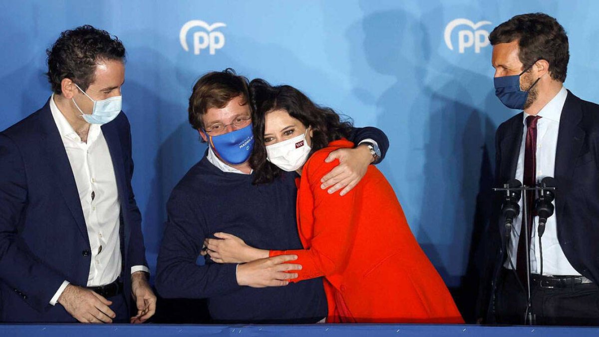 Ayuso y Almeida se abrazan la noche electoral.