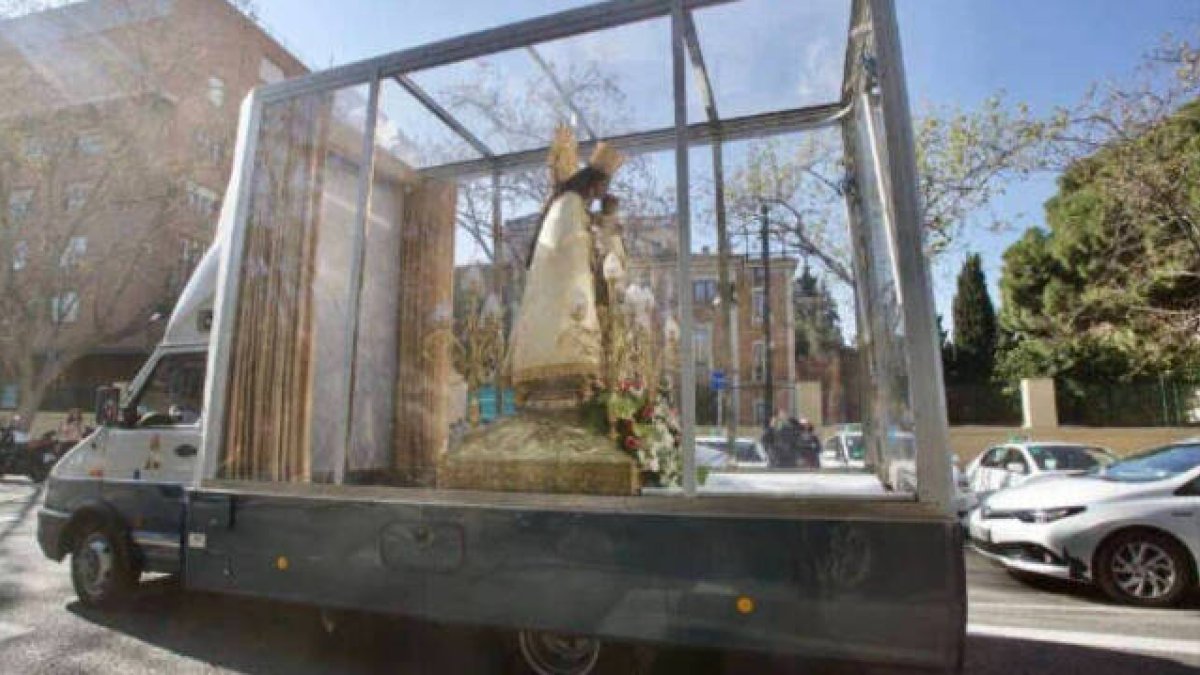 La Virgen de los Desamparados en el Maremóvil por las calles de Valencia