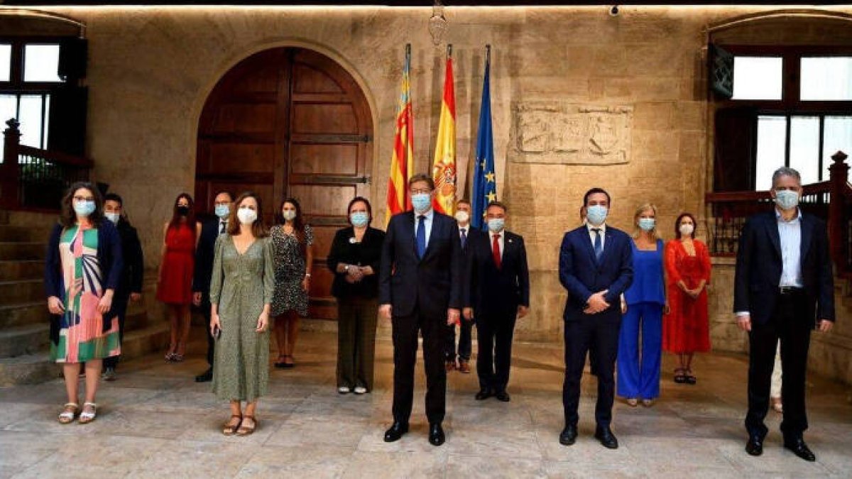 Los dos ministros flanquean a Puig en la foto institucional