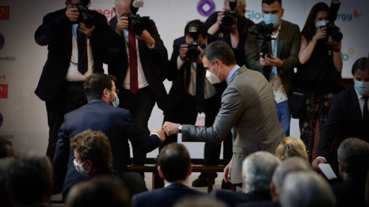 Pedro Sánchez saludando a Pere Aragonés / DAVID ZORRAKINO - EUROPA PRESS