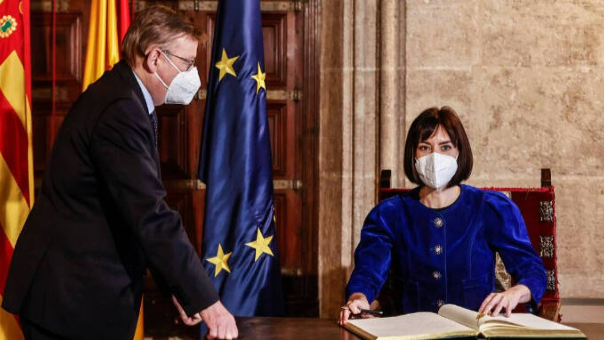 La ministra de Ciencia e Innovación, Diana Morant, firma en el libro de visitas del Palau de la Generalitat junto al presidente valenciano, Ximo Puig