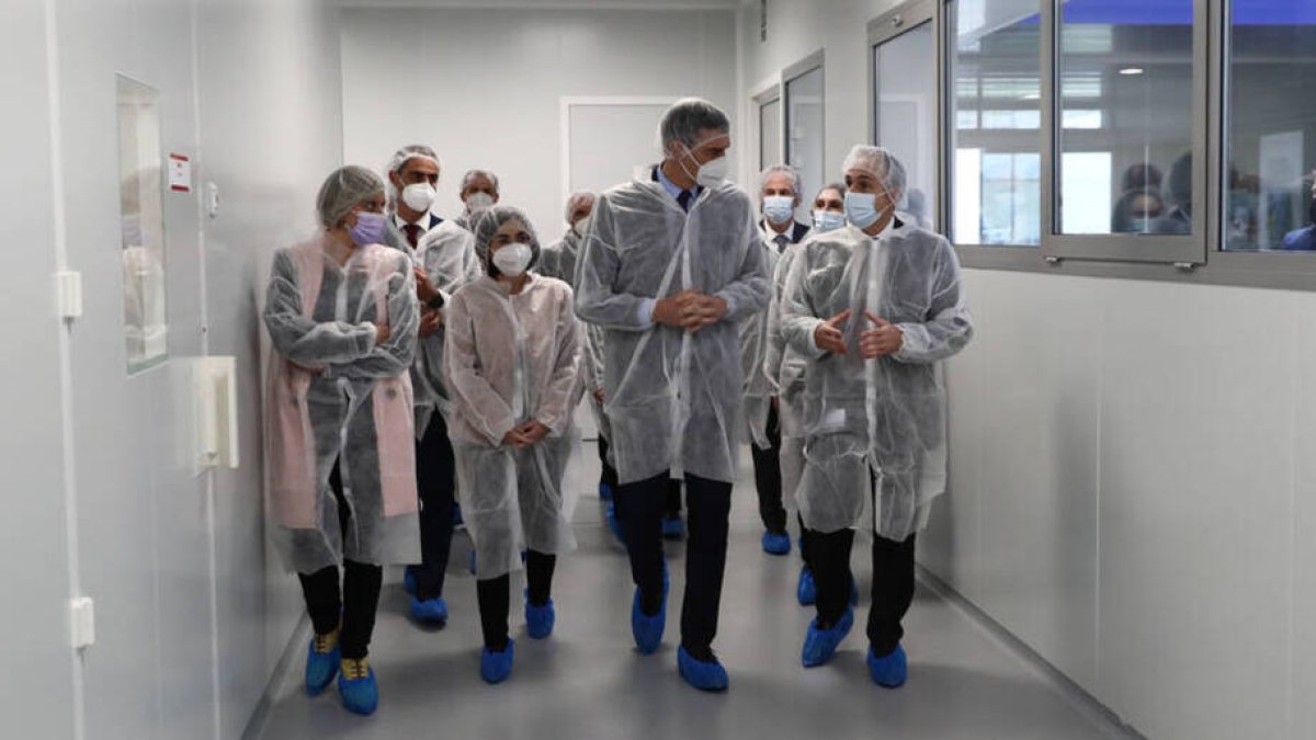 Sánchez durante su visita de abril a los laboratorios de Hipra.