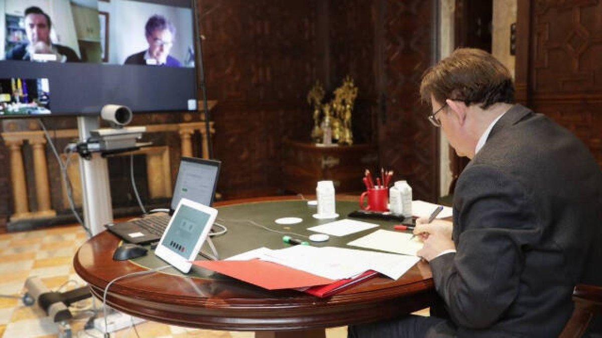 Ximo Puig en una reunión con el secretario autonómico de Turismo y el director general