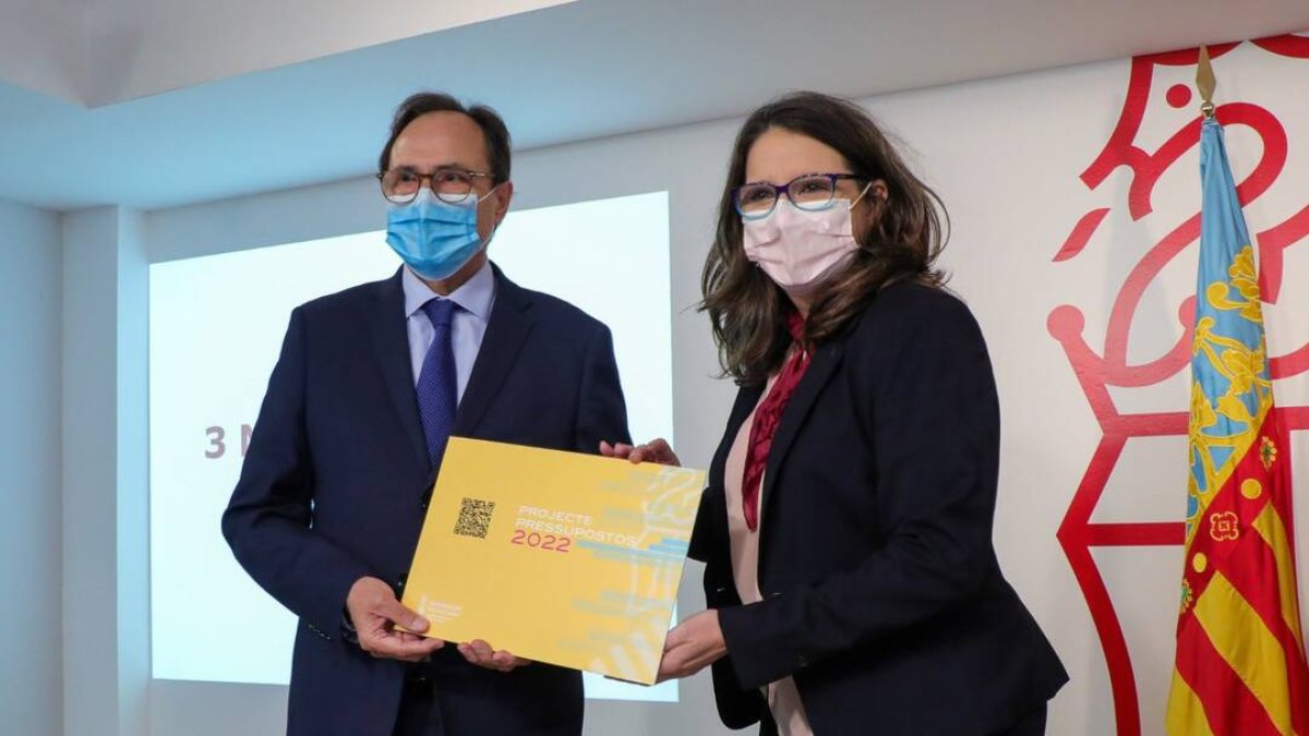 El conseller de Hacienda, Vicent Soler, y la vicepresidenta del Consell, Mónia Oltra, presentando los presupuestos