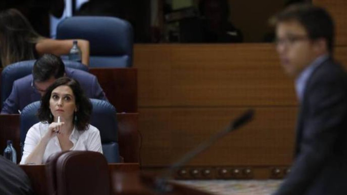 Ayuso observa a Errejón, en la tribuna de la Asamblea de Madrid.