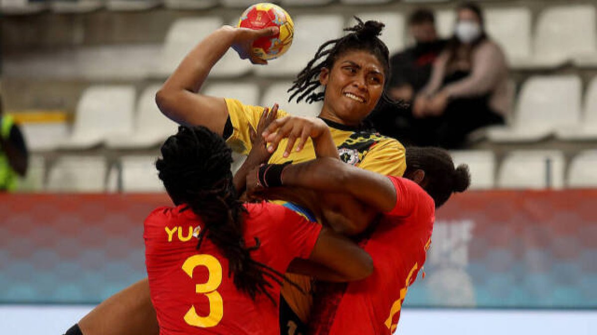Jugadoras de Camerún y Angola durante el partido que disputaron en los mundiales de balonmano