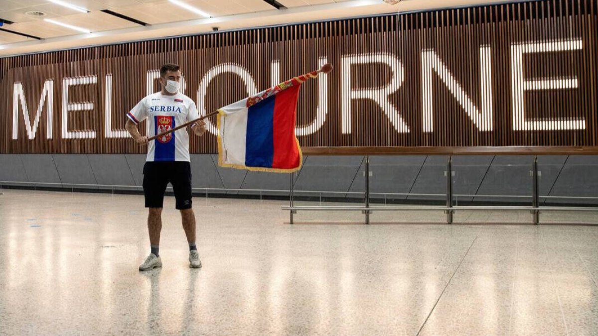 Un compatriota de Djokovic, reclamando su libertad en el aeropuerto de Melbourne.