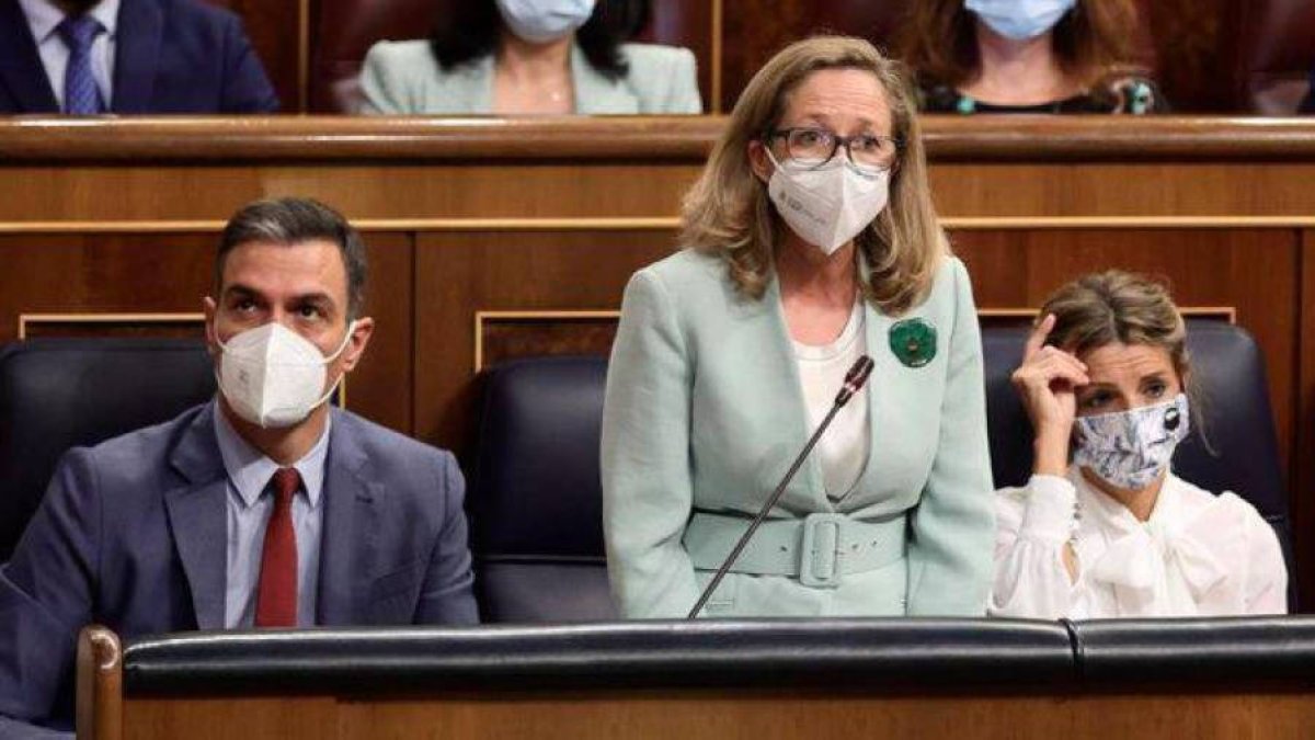 Sánchez, con las vicepresidentas Calviño y Díaz