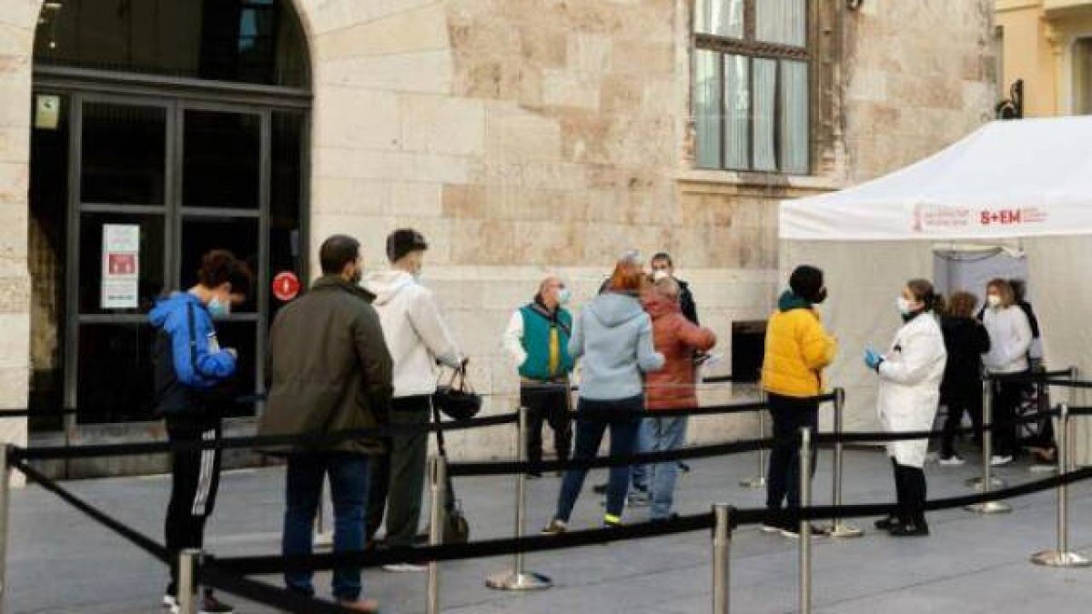 Colas en el punto de vacunación situado en la Generalitat