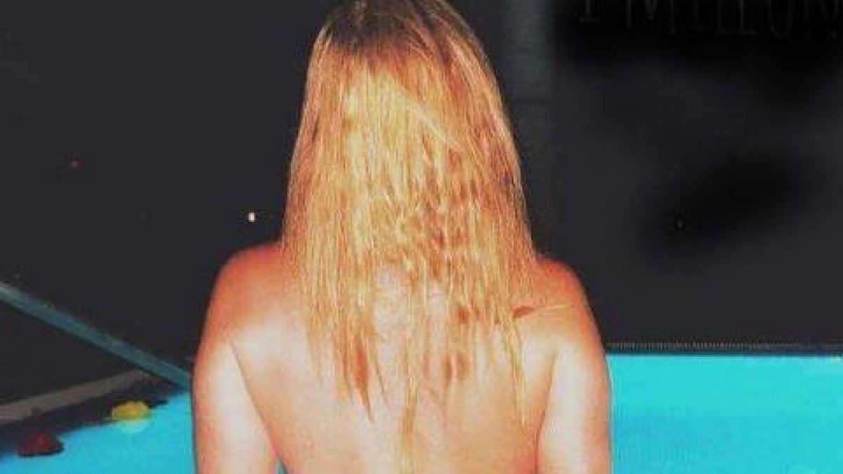 Belén Esteban celebró su millón de seguidores con un desnudo integral.