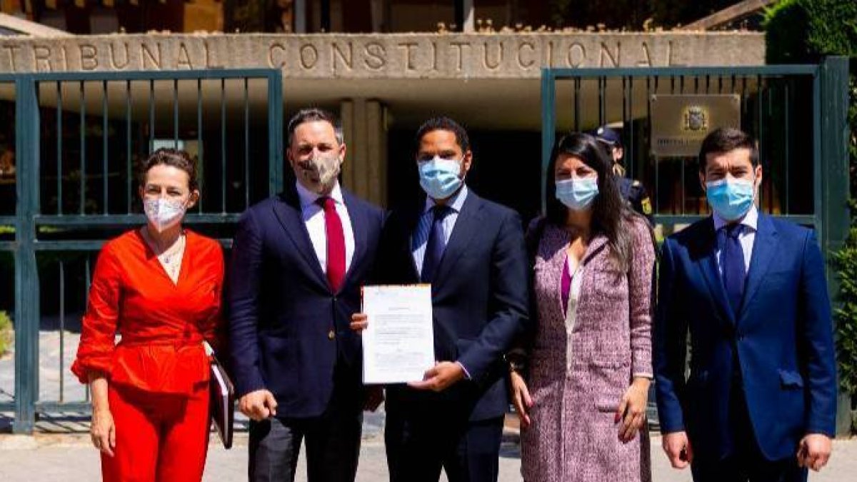 Abascal y Garriga, este miércoles frente a la sede del Tribunal Constitucional.