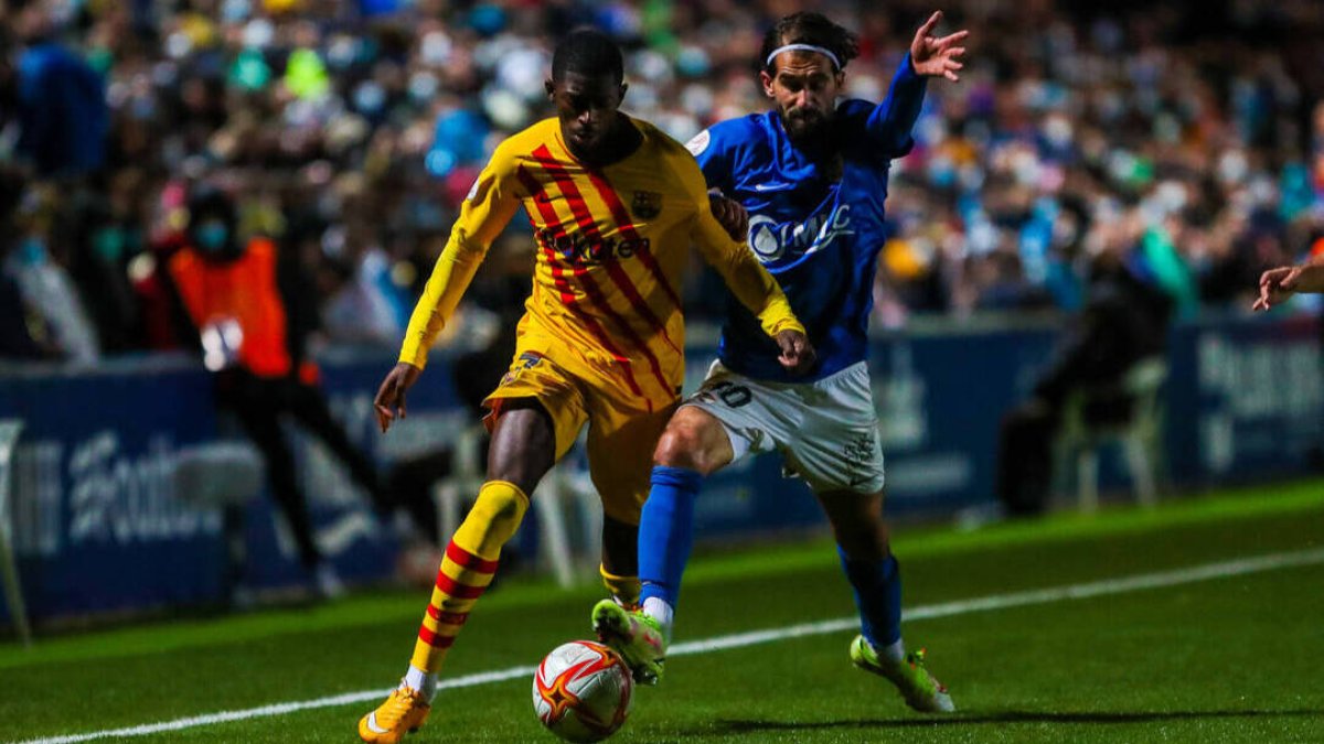 Dembelé disputa un balón con un jugador del Linares.