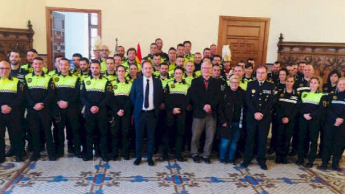 Ribó y Aaron Cano con agentes de la Policía Local de Valencia