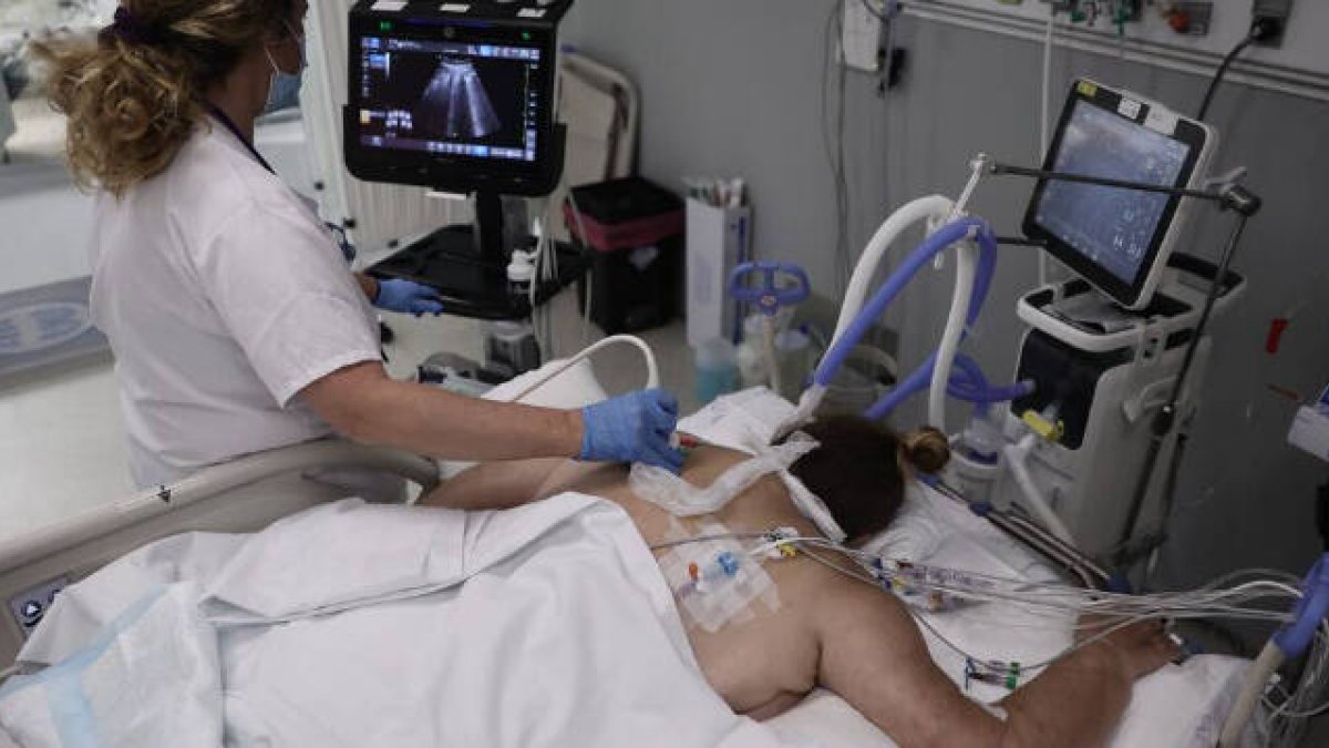 Los ingresos hospitalarios y enfermos en la UCI también aumentan cada día, aunque son muchos menos que hace un año