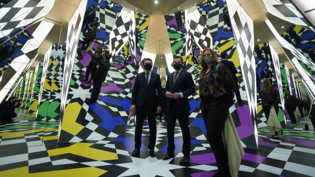El presidente de la Junta, Juanma Moreno; la presidenta de TBA21, Francesca Thyssen-Bornemisza; y el alcalde de Córdoba, José María Bellido, en el Centro Contemporáneo C3A.