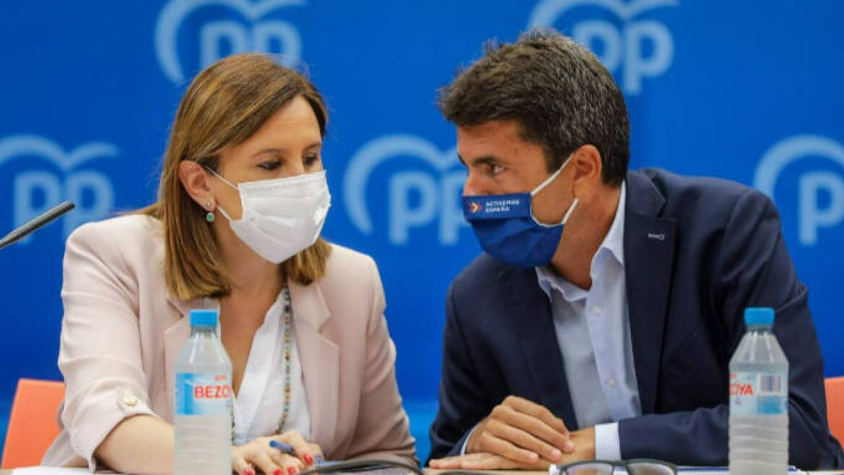 La portavoz del PP en el Ayuntamiento de València y síndica del grupo en Les Corts, Maria José Catalá, y el presidente del Partido Popular de la Comunitat Valenciana, Carlos Mazón