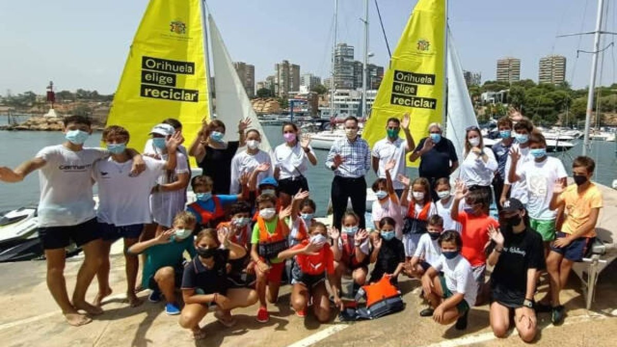 Alumnos y docentes de la escuela de vela junto al concejal de Medio Ambiente y Limpieza, Dámaso Aparicio