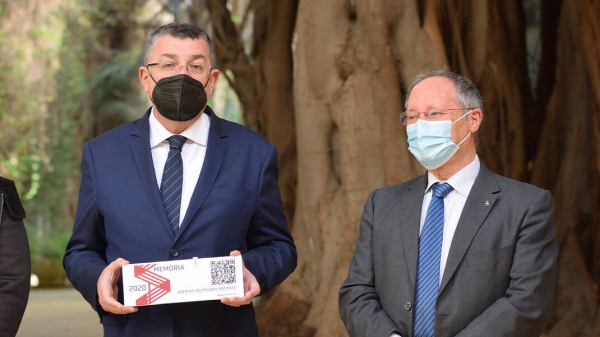 El presidente de les Cortes, Enric Morera, y el de la Agencia Antifraude, Joan Llinares.