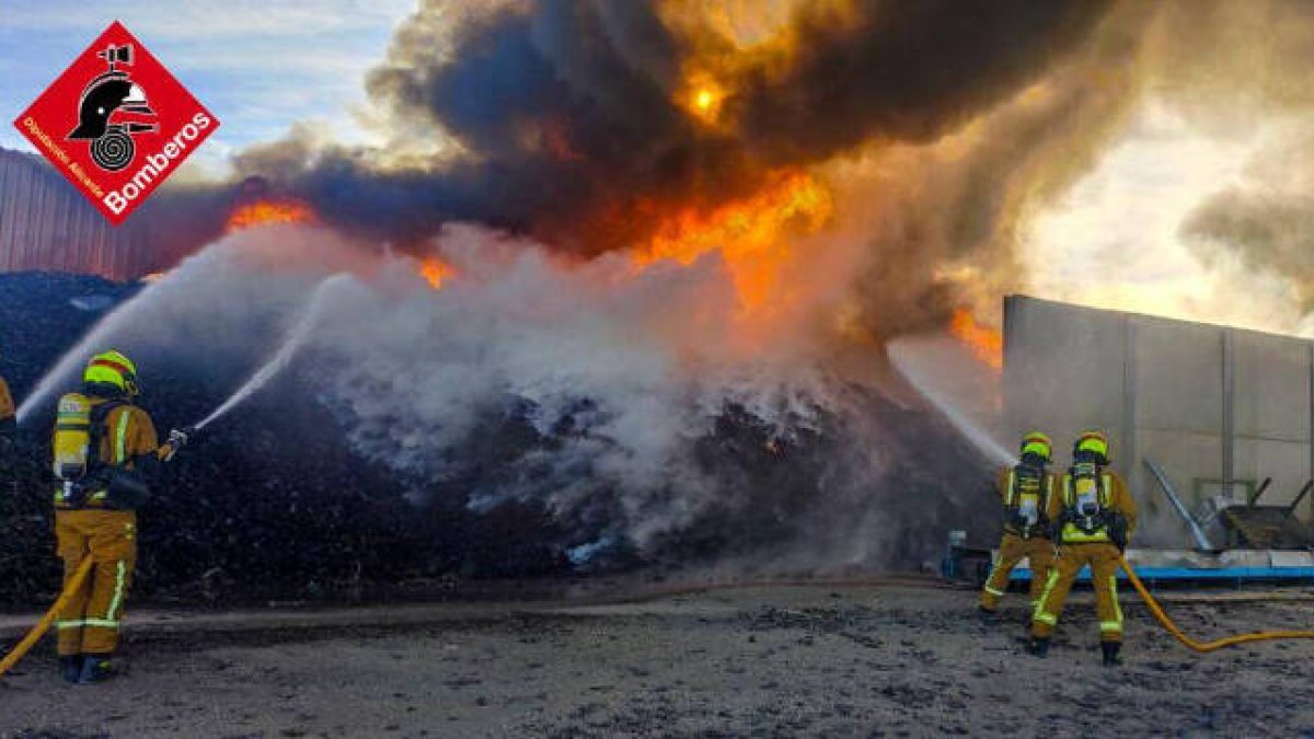 La extinción del incendio ha sido complicada por la particularidad de los cauchos de los neumáticos