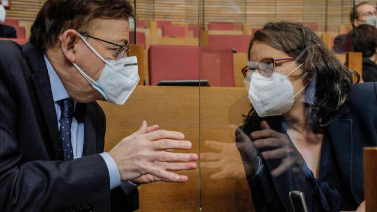 Ximo Puig y Mónica Oltra en sus escaños en las Cortes Valencianas / Rober Solsona / Europa Press