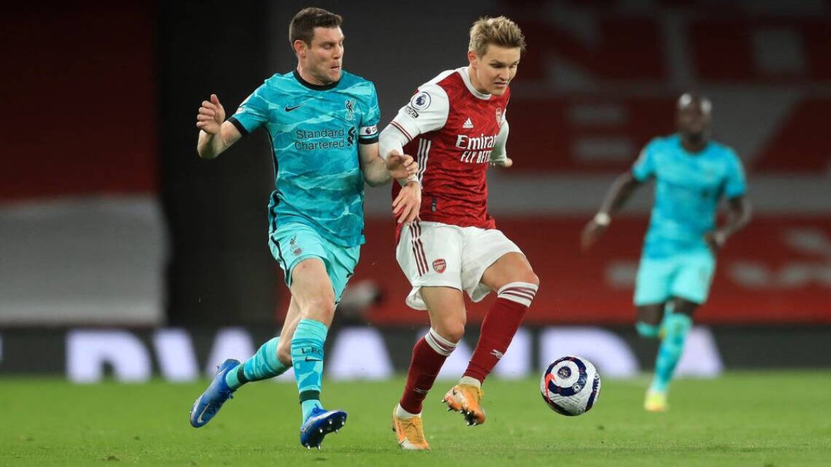 Odegaard, con la camiseta del Arsenal, en el partido ante el Liverpool de la pasada temporada.