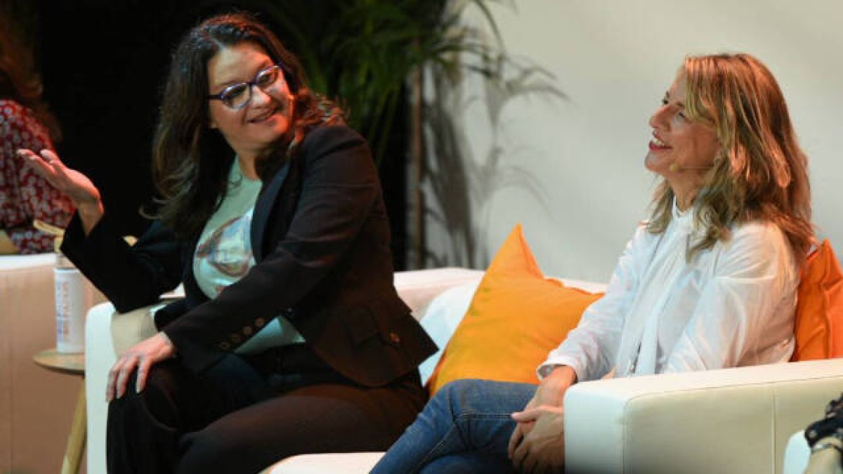 La vicepresidenta de la Generalitat Valenciana, Mónica Oltra (i), y la vicepresidenta del Gobierno, Yolanda Díaz, en el acto Otras Políticas, a 13 de noviembre de 2021, en Valencia.