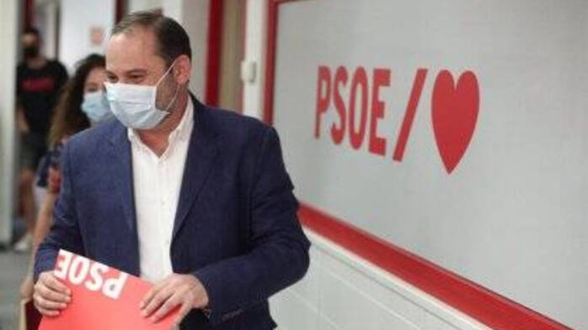 El amor incondicional de Ábalos por el PSOE que su máximo responsable puede no haber correspondido