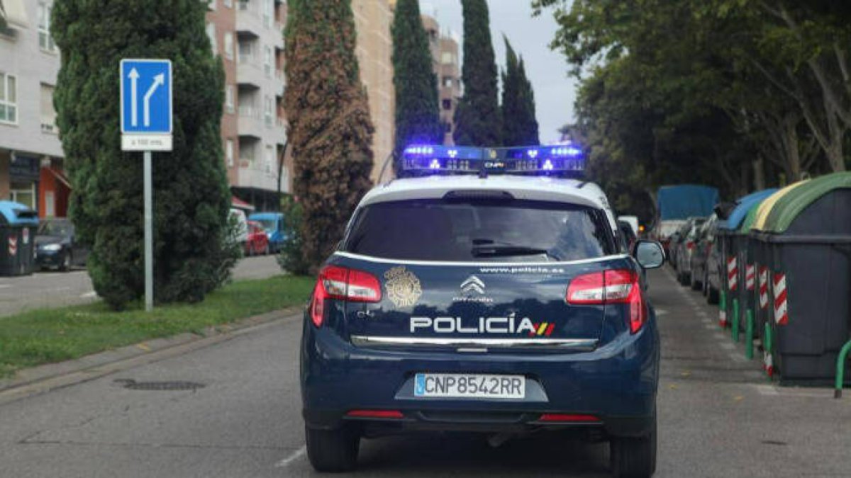 Enseña un hacha en una discusión de tráfico y acaba detenido
