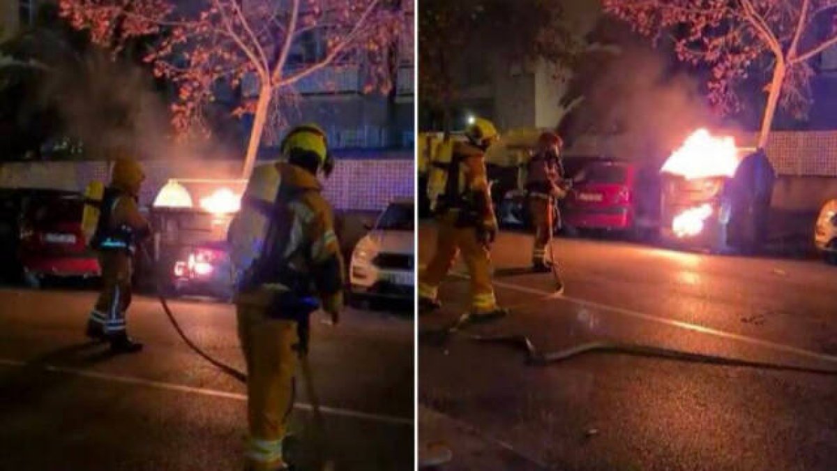 Bomberos actuando ante los contenedores incendiados en Paterna