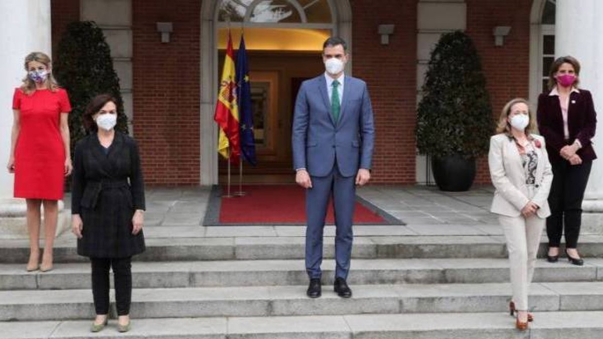 Sánchez posa con sus cuatro vicepresidentas horas después de la salida de Iglesias.