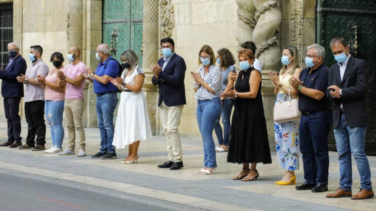 La corporación municipal ha guardado un minuto de silencio en las puertas del ayuntamiento